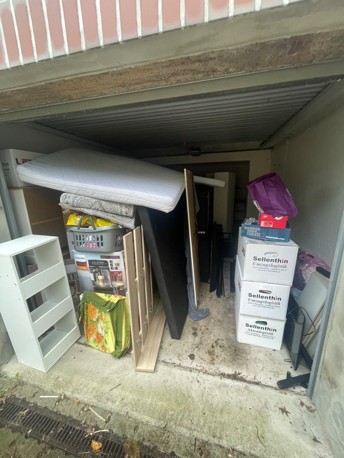 Garage vor und nach der Entrümpelung in Hamburg und Norddeutschland – vorher