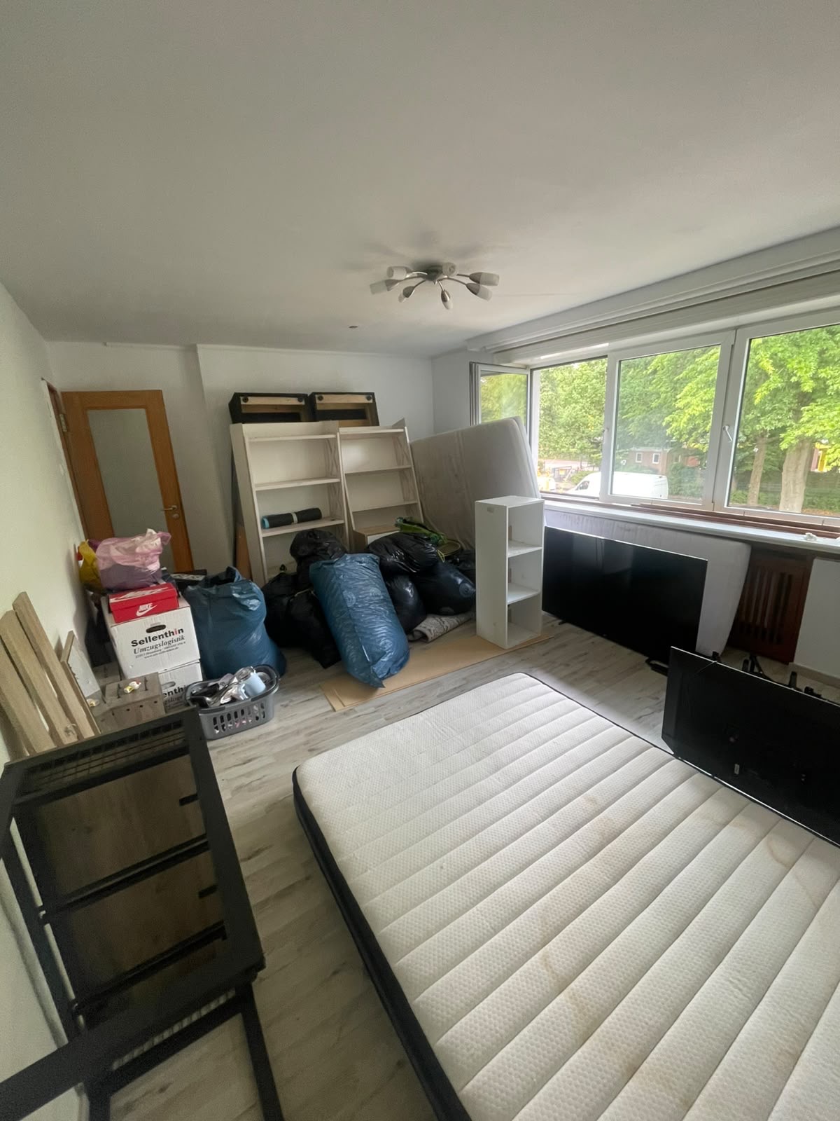 Schlafzimmer vor und nach der Entrümpelung in Hamburg – vorher