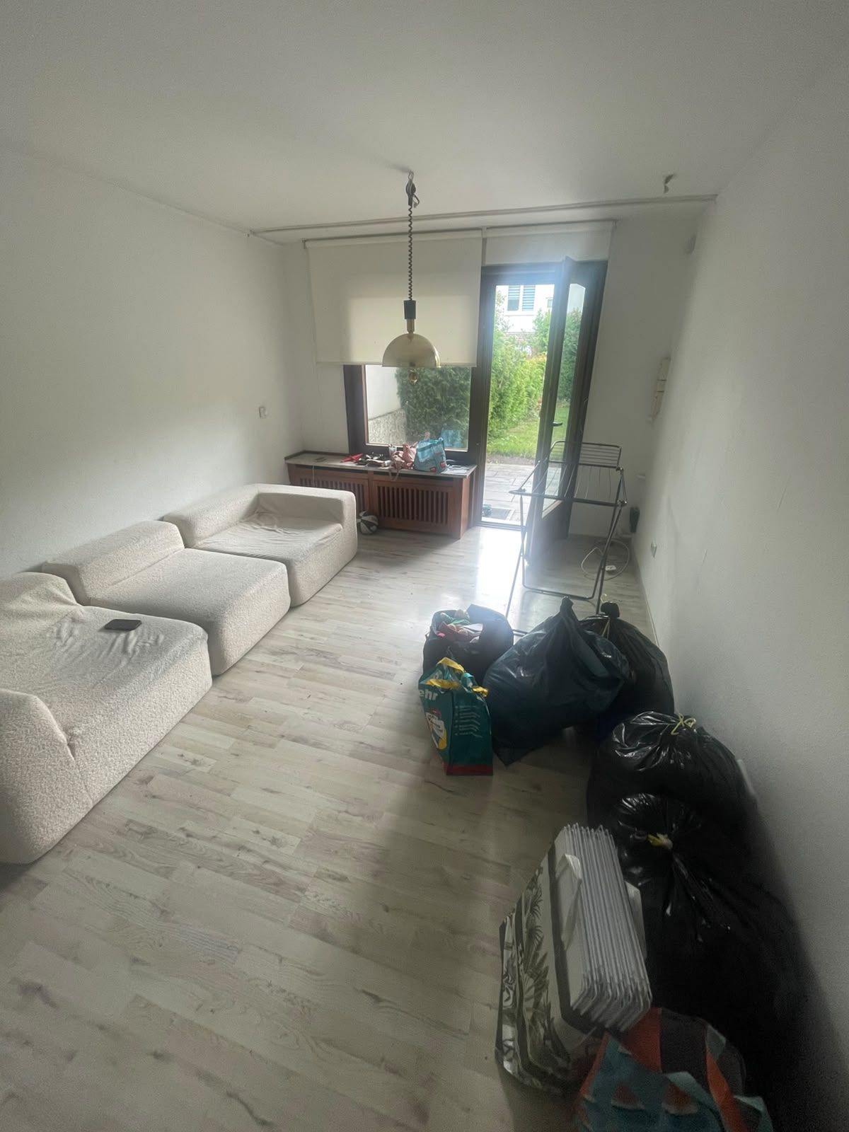 Wohnzimmer vor und nach der Entrümpelung in Hamburg – vorher